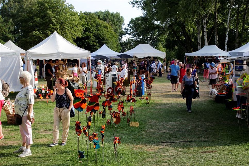 Der Kunst-Handwerkermarkt hat am Freitag und Samstag von 10 bis 19 Uhr sowie am Sonntag von 11 bis 17 Uhr geöffnet.