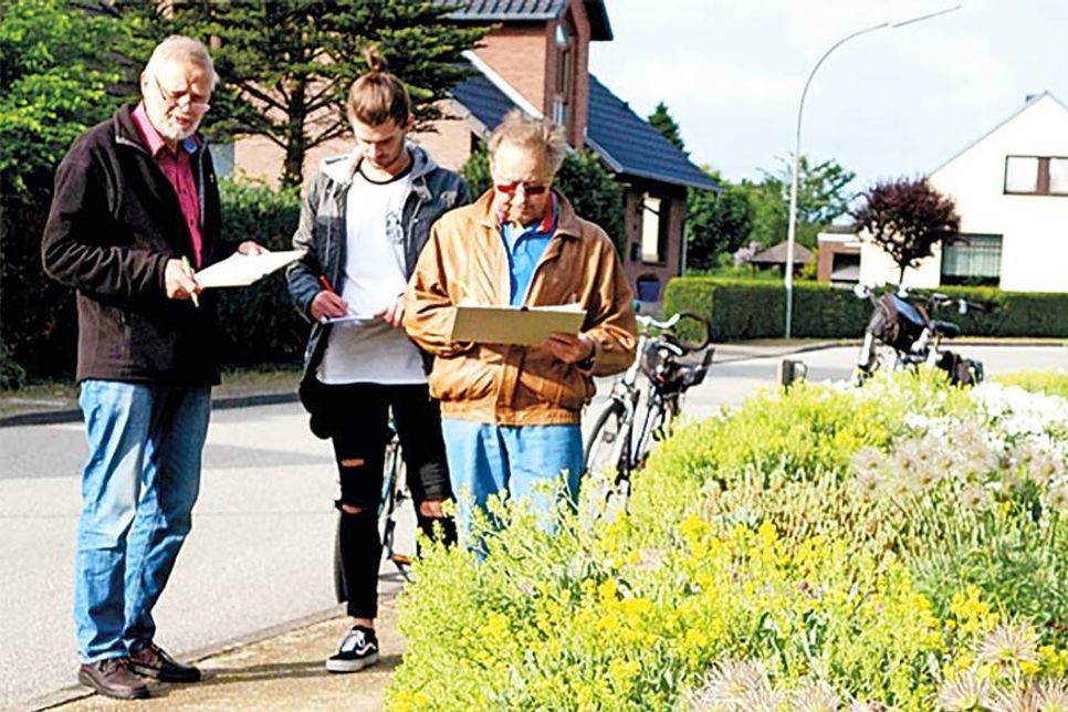 Günter Behnke (l., Siedlergemeinschaft), Piet Göbel (Umweltamt) und Hobbyimker Heinz Müller (r.) bei der Bewertung der teilnehmenden Gärten.