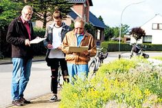 Günter Behnke (l., Siedlergemeinschaft), Piet Göbel (Umweltamt) und Hobbyimker Heinz Müller (r.) bei der Bewertung der teilnehmenden Gärten.