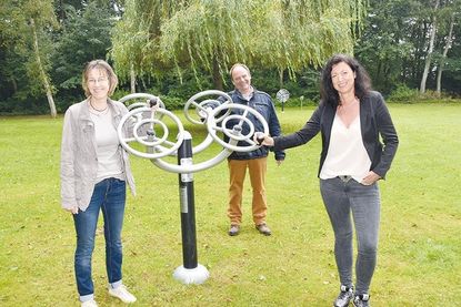 Tanja Schridde von der Aktiv-Region (von links), Dorfvorsteher Dierk Dürbrook und Bürgermeisterin Bettina Schäfer, die hier am „Steuerrad“ stehen, freuen sich über den neuen Fitness-Parcours im Paul-Zimmermann-Seepark in Klingberg.