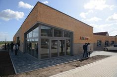 So sieht die Kita am Lübschen Mühlenberg von außen aus. Am Tag der Schlüsselübergabe nutzten die Vertreter aus Politik und Verwaltung die Gelegenheit für einen Rundgang.