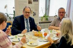 Auch Bürgermeister Mirko Spieckermann (lks.) war der Einladung von Seniorenbeiratsvorsitzenden Norbert Illes gern gefolgt.