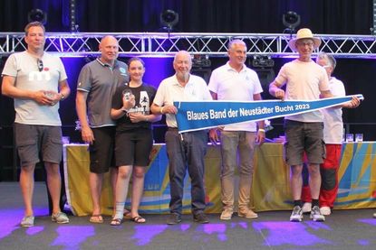 Die Gewinner des Blauen Bandes: SY SoniC mit Peter Thyen (re.).