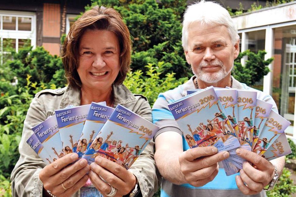 Ratekaus Gemeindejugendpfleger Ines Fellner und Fred Schröder stellten jetzt den neuen Ferienpass vor. Er gilt vom 25. Juli bis zum 2. September. (Foto: Setje-Eilers)