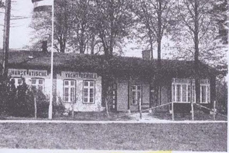 Eine historische Aufnahme der Hanseatischen Yachtschule in Sierksdorf. (Foto: Archiv DHH)