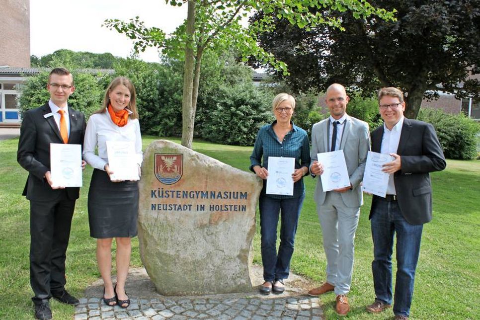 Partner: Ole Sawtschin und Marisa Kortz von der VR Bank, Kathrin Bietz von der Handwerkskammer Lübeck sowie Karsten Kilian und Falko Gosdzinski vom Küstengymnasium (v. lks.).
