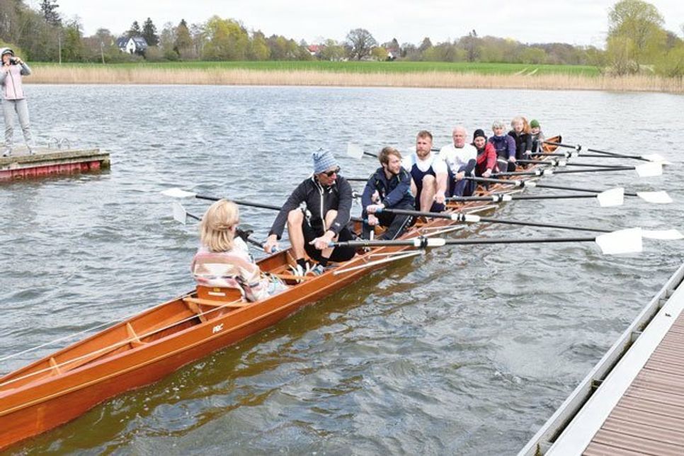 Mit mehr als einem Dutzend Booten ging es beim traditionellen Anrudern für die Sportler des PRC auf den Lanker See.