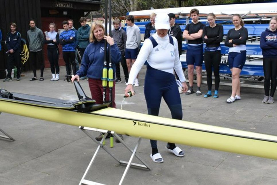 Antje Kahl taufte den neuen Ruder-Einer, den sie zusammen mit Silke Sothmann (li.) dem Verein gespendet hat, auf den Namen „Kolibri“.