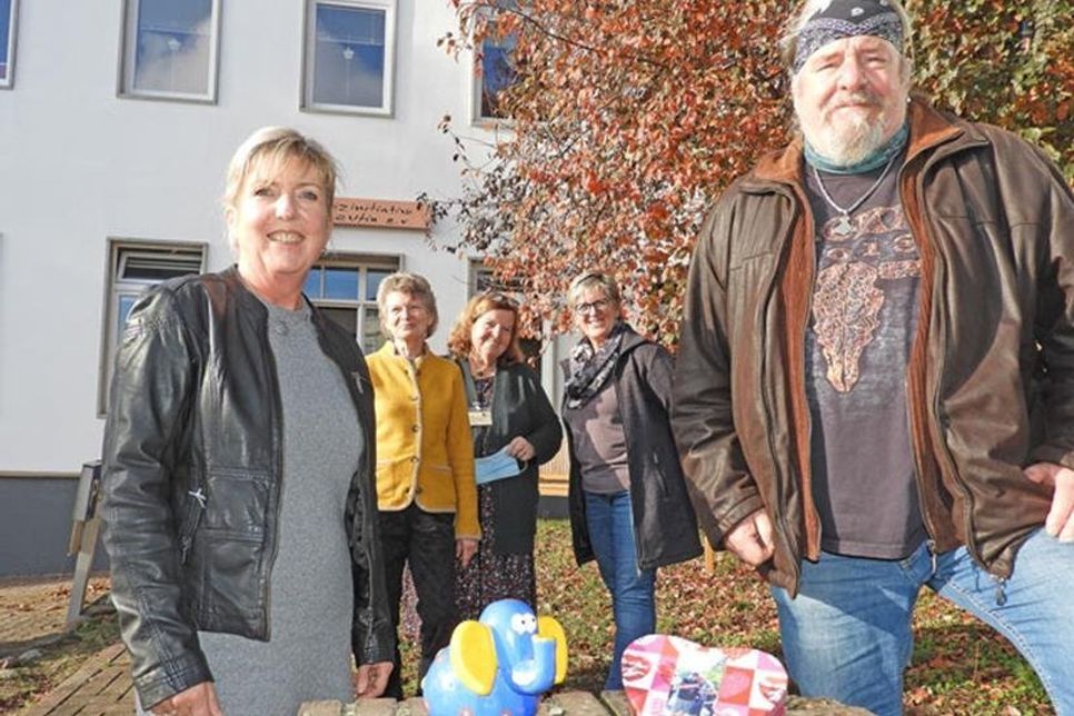 Sabine Kayser (li.) sagt Dank für die 750 Euro-Spende von Wolfgang Stolte, Gabriela Kastner-Riegert, Annegret Pistol und Christine Naujoks freuen sich mit.