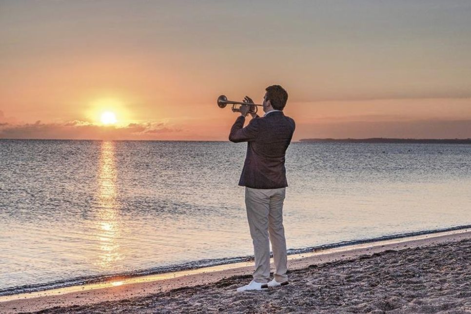 Wie im vergangenen Jahr wird es am kommenden Sonntagmorgen wieder ein Trompetenecho beim „Sunrise Feeling“ am Niendorfer Freistrand geben.