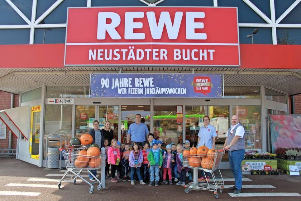 Rewe-Marktleiter Jörg Flad (re.) und Boris Nowaczyk vom Obstgut Weissenhaus (Mi.) waren die Initiatoren der Aktion.
