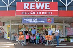 Rewe-Marktleiter Jörg Flad (re.) und Boris Nowaczyk vom Obstgut Weissenhaus (Mi.) waren die Initiatoren der Aktion.