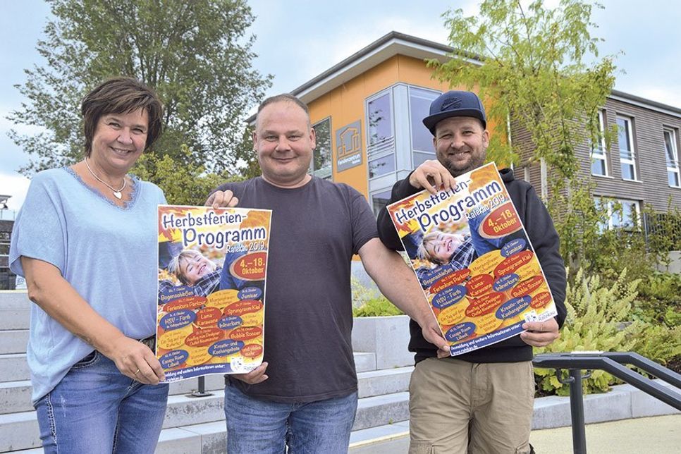 Haben auch diesmal wieder ein abwechslungsreiches Programm für die Herbstferien zusammengestellt: Ratekaus Jugendarbeiter Ines Fellner, André Hüttig und Patrick Bohle (rechts).