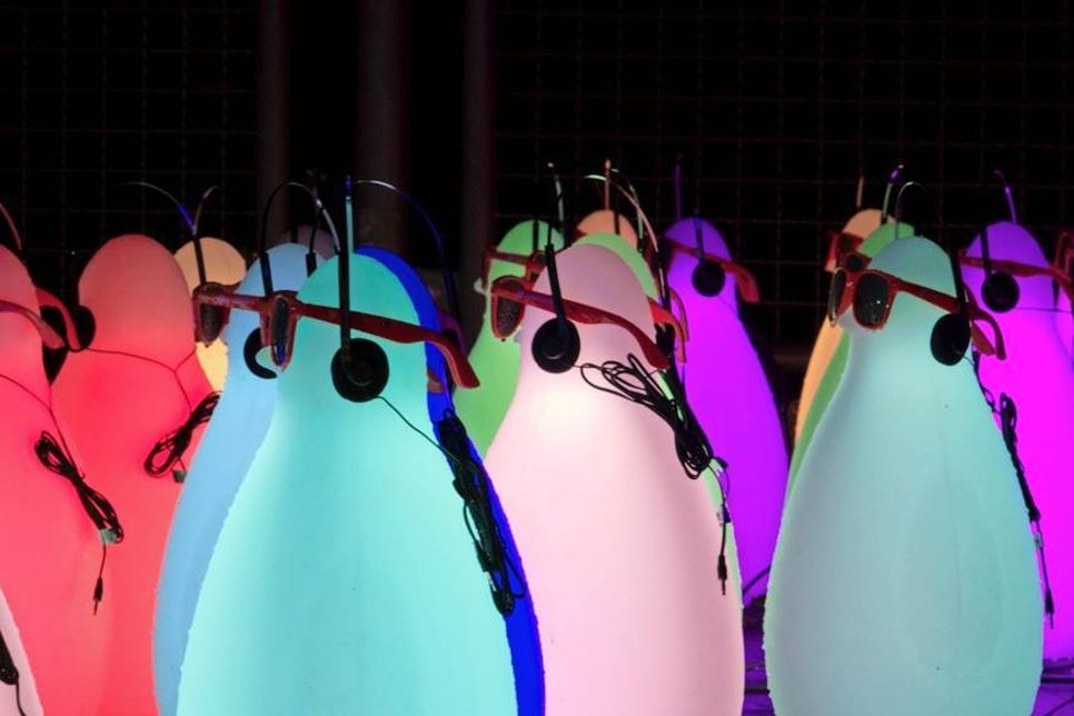 Lichtkünstler Jörn Hanitzsch illuminiert mit seiner „Pinguinarmee“ die Strandterrassen an der Nordermole. (Foto: © Jörn Hanitzsch)