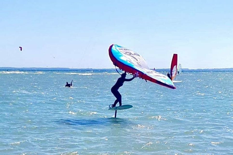 Die neue Trendsportart Wingsurfen kann man auch an der Ostsee ausprobieren. (Foto: Sven Heinze/Sail&amp;Surf Pelzerhaken)