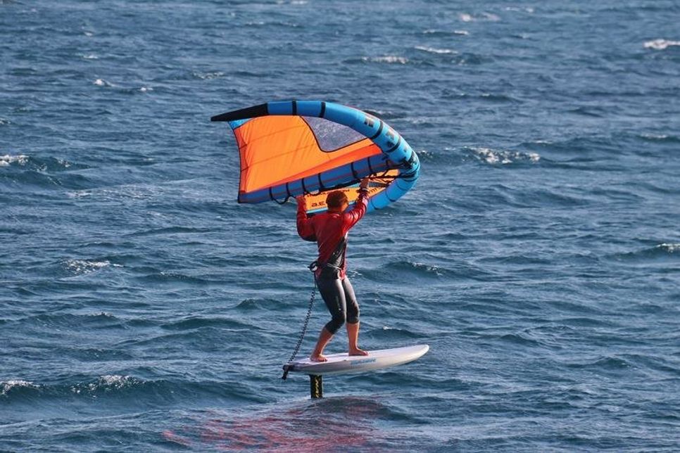 Die neue Trendsportart Wingsurfen kann man auch an der Ostsee ausprobieren. (Foto: Sven Heinze/Sail&amp;Surf Pelzerhaken)