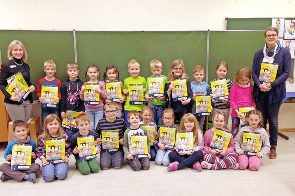 Die Erstklässler der Gerhart-Hauptmann-Schule in Stockelsdorf freuen sich zusammen mit ihren Lehrerinnen über die Hefte vom „Kleinen Zebra“.