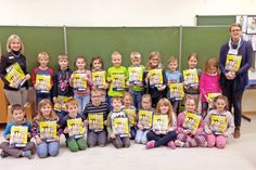 Die Erstklässler der Gerhart-Hauptmann-Schule in Stockelsdorf freuen sich zusammen mit ihren Lehrerinnen über die Hefte vom „Kleinen Zebra“.