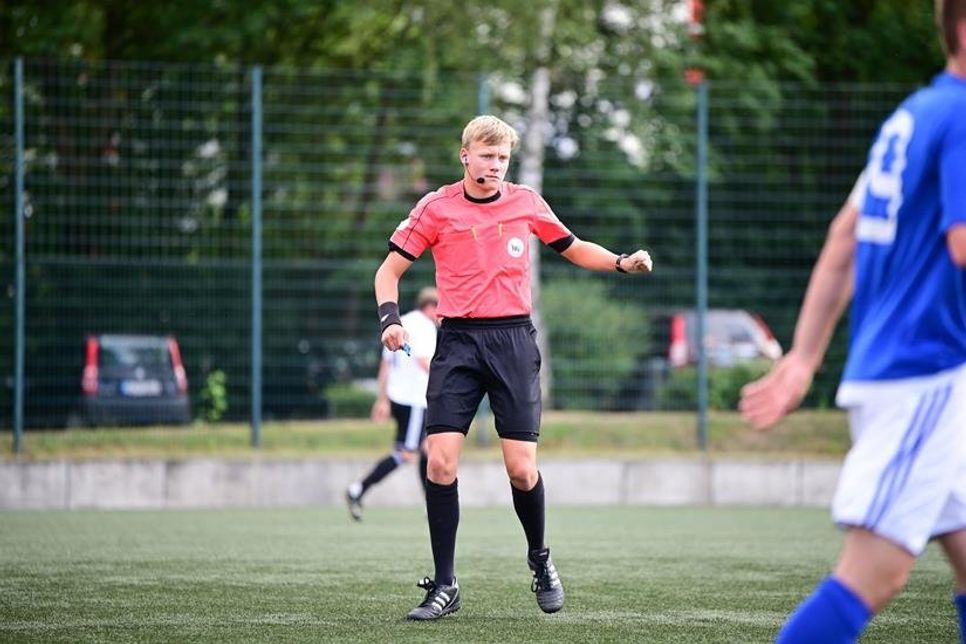 Marek Borkowski pfeift für den TSV Lensahn. Vor allem die Kommunikation mit den Spielern empfindet er als sehr interessant.