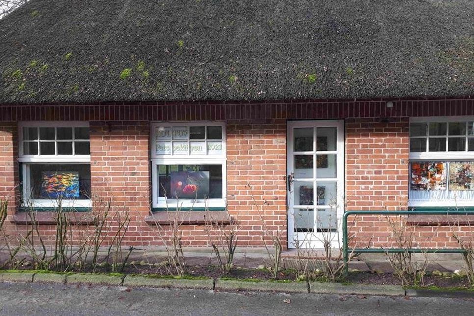 Aussteller*innen zeigen ihre Werke in den Fenstern der Kleinen Waldschänke.