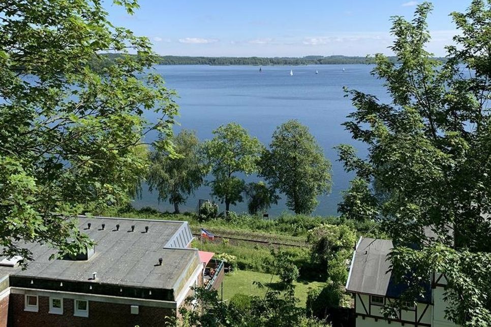 Der Ausblick vom Schloss auf den Plöner See.