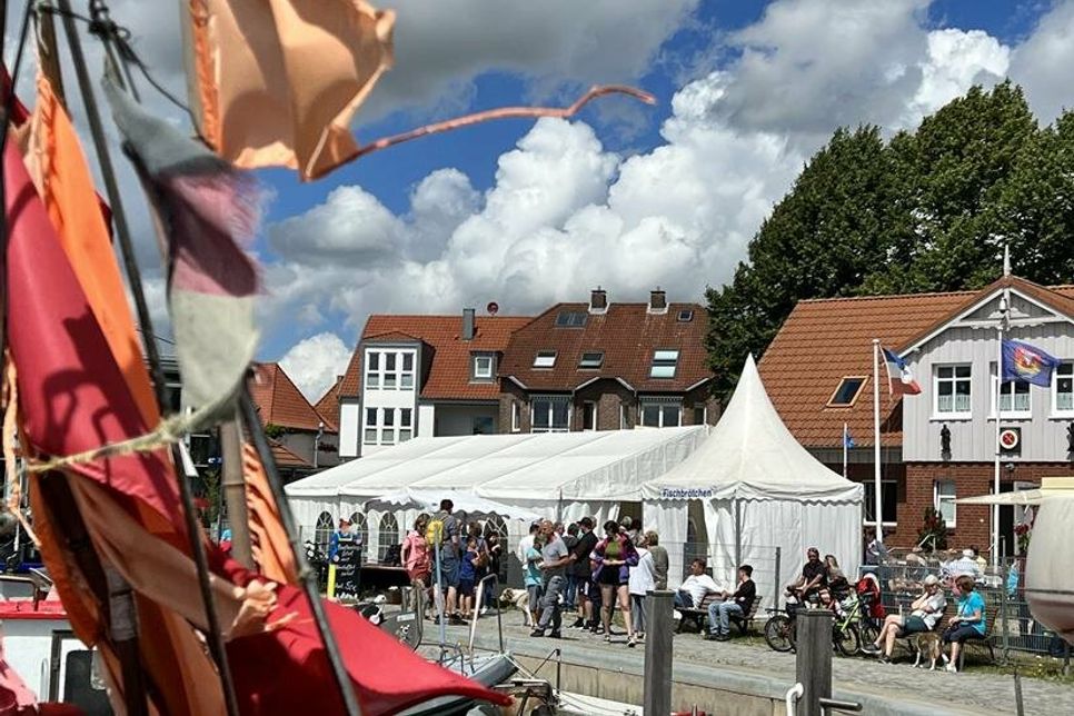 Wie immer bildeten sich lange Schlangen vor dem Zelt beim Fischeramt, denn keiner wollte sich den leckeren Brathering entgehen lassen.