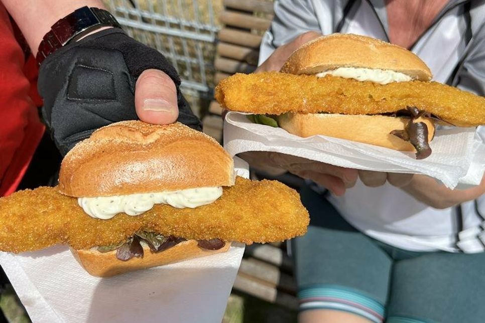 Es gab auch Fischbrötchen auf die Hand.