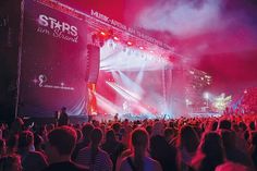 Die Musik-Arena am Timmendorfer Strand war am Freitag- und Samstagabend bis auf den letzten Platz ausverkauft.