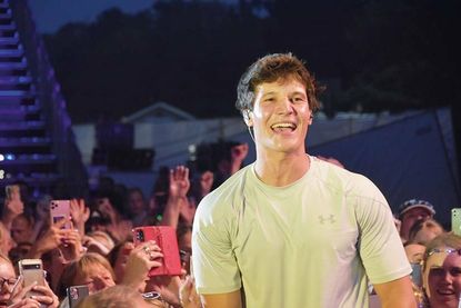 Zeigte sich sehr publikumsnah: Wincent Weiss am Samstagabend bei „Stars am Strand“ in Timmendorfer Strand.