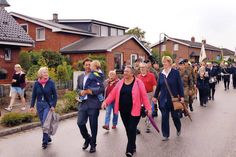 Angeführt von Verwaltungschef Thomas Keller (hier mit Söhnchen Paul) schlängelt sich der Umzug durch die Straßen Ratekaus.