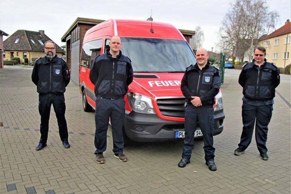 Peter Lühr, Daniel Braatz, Nils Büchner und Björn Wellm vor dem Sprinter der Jugendfeuerwehr (von links).