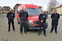 Peter Lühr, Daniel Braatz, Nils Büchner und Björn Wellm vor dem Sprinter der Jugendfeuerwehr (von links).