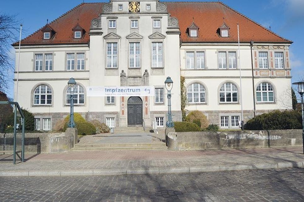 Seit vergangener Woche wird nun auch in Bad Schwartau geimpft. Der Eingang befindet sich rechts am Gebäude entlang im hinteren Bereich des ehemaligen Amtsgerichts.