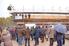 Es ist Halbzeit beim Bau des neuen Edeka-Marktes in Niendorf: Zahlreiche Gäste waren zum Richtfest eingeladen. (Foto: René Kleinschmidt)