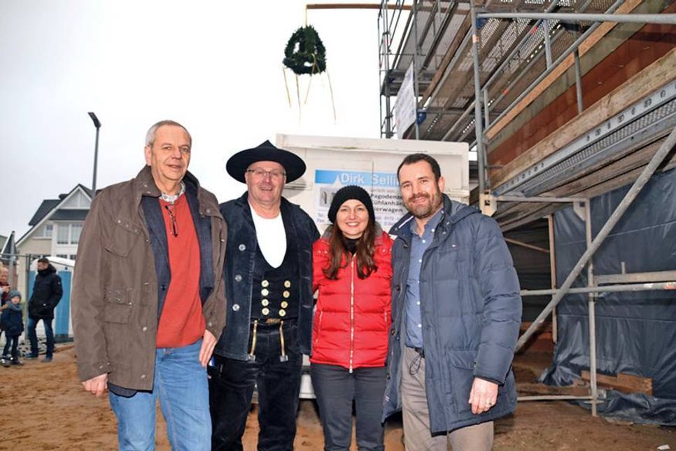 Martin Jellinghaus (von links), Polier Peter Müller von der Universalbau Parchim GmbH, Bürgermeisterin Hatice Kara und Investor Reimer Jens jr. nach dem Richtspruch. (Foto: René Kleinschmidt)