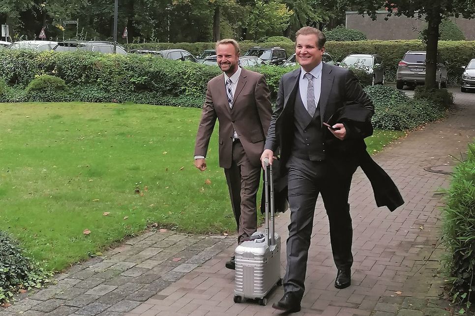 Waren mit dem Urteil hochzufrieden: Gehls Anwälte Friedrich Fülscher und Dennis Bock, hier auf dem Weg zur Verhandlung.