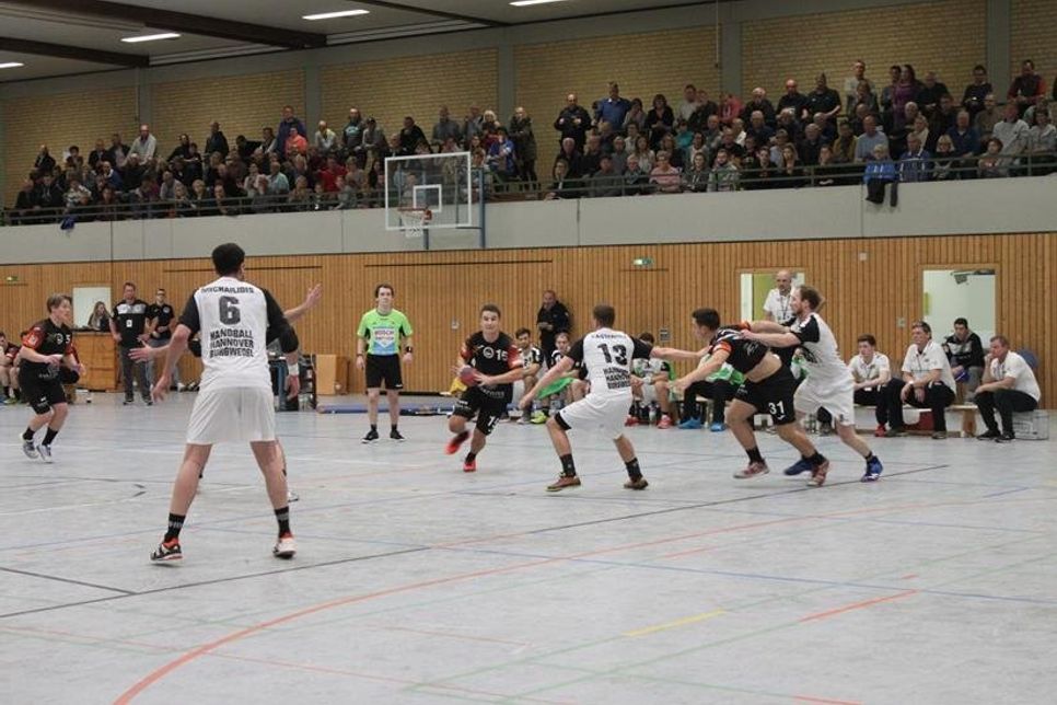 „Tormaschine“ Alexander Mendle (Bildmitte mit Ball) erzielte in Rostock 13 Tore. Zum Sieg reichte es am Ende nicht.