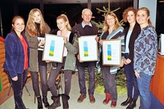 Bürgermeisterin Hatice Kara (links), Bürgervorsteherin Anja Evers und Laudatorin Maria Elena Schönhoff (2.v.re.) mit den Preisträgern des Umweltpreises 2017: Marie Kremer und Thea Nowitzki (3.v.li., OGT, 3. Platz), Klaus Langfeldt (Mitte, 1. Platz) und Astrid Breitkopf (2. Platz) vom Waldkindergarten. (Foto: René Kleinschmidt)