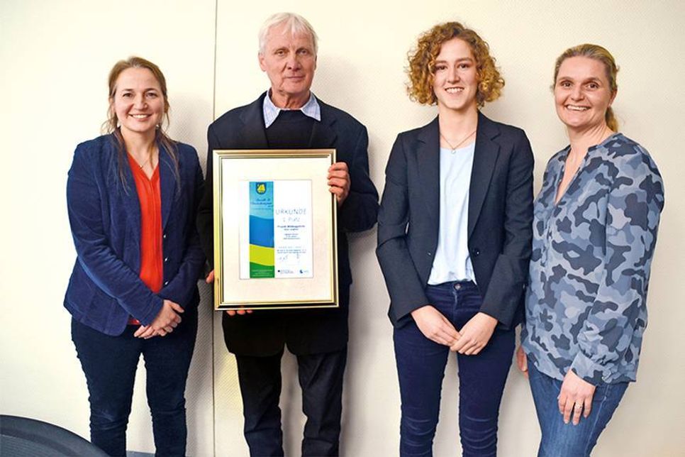 Der Gewinner des Umweltpreises 2017, Klaus Langfeldt („Wildvogelhilfe“), mit Bürgermeisterin Hatice Kara (links), Bürgervorsteherin Anja Evers (rechts) und Laudatorin Maria Elena Schulhoff. (Foto: René Kleinschmidt)
