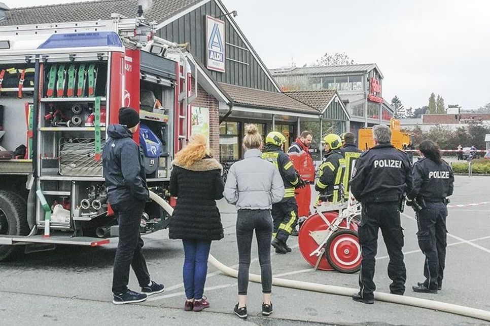Am Montag führte ein Kurzschluss in der Aldi-Filiale in Timmendorfer Strand zu einem Feuerwehreinsatz. Die Mitarbeiter des Discounters handelten schnell und richtig und beobachteten aus sicherer Entfernung das Geschehen vor Ort. (Foto: René Kleinschmidt)