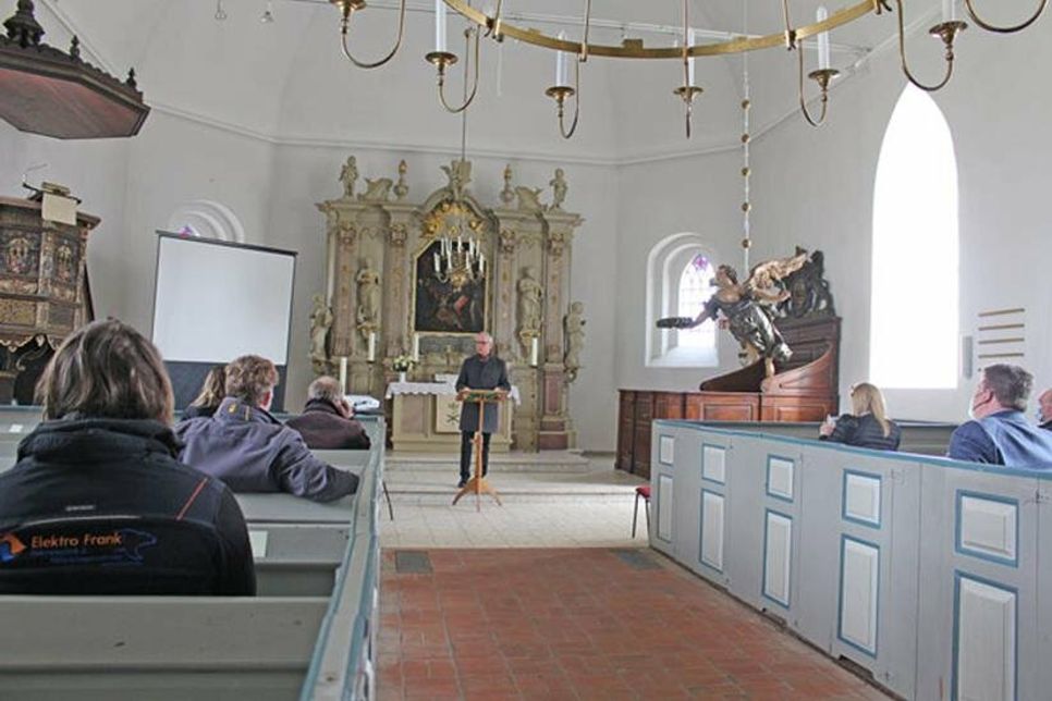 Pastor Dr. Arnd Heling berichtet von den Arbeiten am Kirchenportal