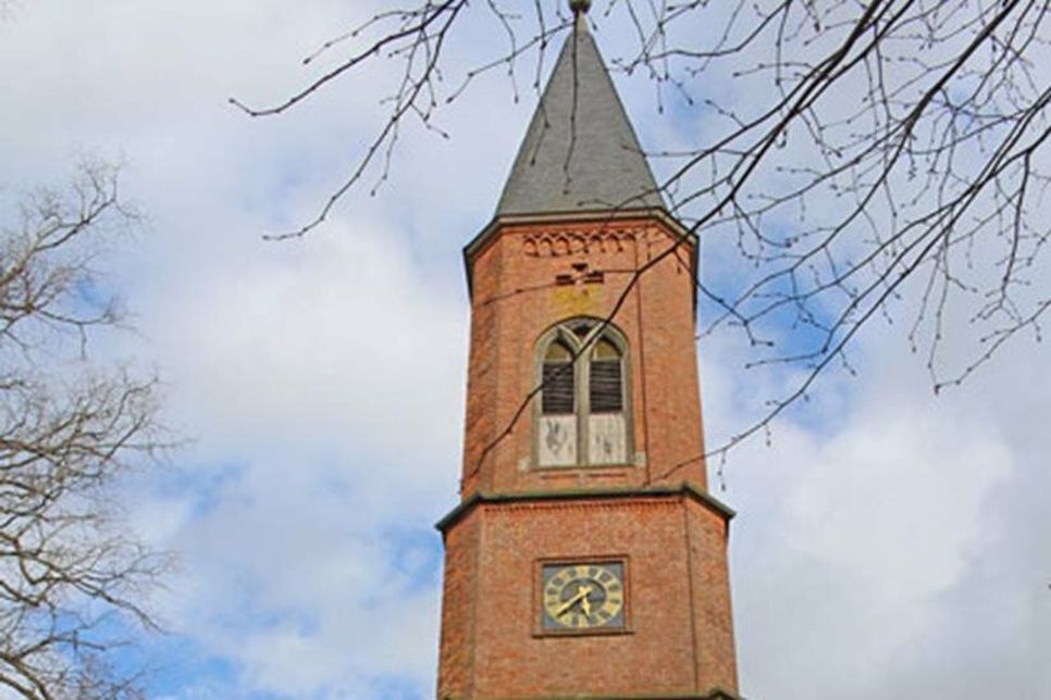 Sie schrieben Kirchengeschichte: Rudi Hoffmann (stellvertretender Vorsitzende des Kirchengemeinderats, Christian Hüttmann (Metallbau Hüttmann Ahrensbök), Propst Dirk Süssenbach, Torsten Schöning (Maurermeister aus Schönwalde), Egon De Paoli (Marmor, Granit, Grabsteine aus Oldenburg), Pastor Dr. Arnd Heling, Maria De Paoli, Bürgermeister Winfried Saak, Ulrich und Felix Bauer (Tischlerei Bauer in Schönwalde-Langenhagen), Thomas Giglberger (Elektro Frank, Oldenburg)