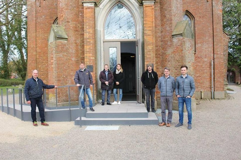 Sie bauten die Kirche barrierefrei um: Christian Hüttmann (Metallbau Hüttmann Ahrensbök), Torsten Schöning (Maurermeister aus Schönwalde), Egon und Maria De Paoli (Marmor, Granit, Grabsteine aus Oldenburg), Thomas Giglberger (Elektro Frank in Oldenburg), Ulrich und Felix Bauer (Tischlerei Bauer in Schönwalde-Langenhagen)