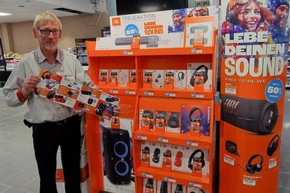 Bei famila und Markant läuft aktuell die neue Treueaktion mit Kopfhörern und Lautsprechern der Marke JBL.