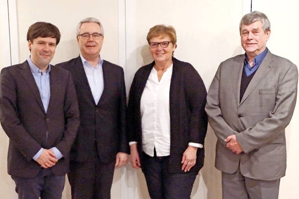 Finn Brüning (links) und Petra Kirner zusammen mit Kreispräsident Ulrich Rüder (2.v.l.) und dem CDU-Ortsvorsitzenden Bernd Aalgrimm. (Foto: CDU)