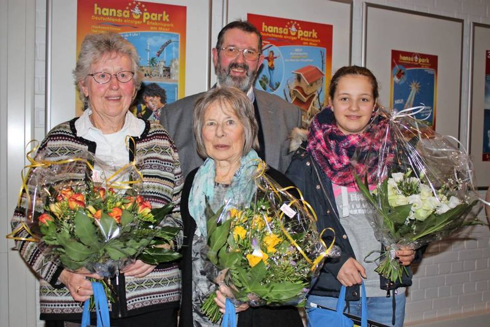 Bürgermeister Volker Weidemann mit Elvira Hahn, Brunhilde Schlump und Henna Grüllich (v. lks.).