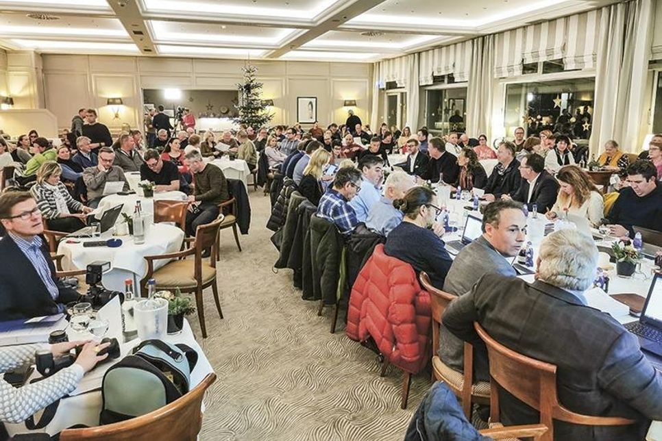 Voll besetzt war der Sitzungsraum während der Sitzung der Gemeindevertretung im Grand Hotel Seeschlösschen. Das NDR Fernsehen berichtete live aus Timmendorfer Strand.