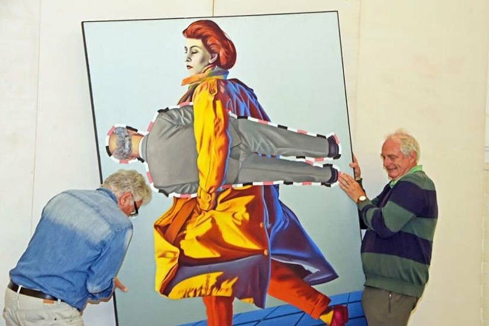 Das Bild hängt schief: Ein großformatiges Werk von Peter Nagel erhält seinen Platz im Plöner Kulturforum.