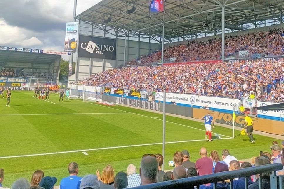 Fast immer gut gefüllt: Die Osttribüne in Kiel.