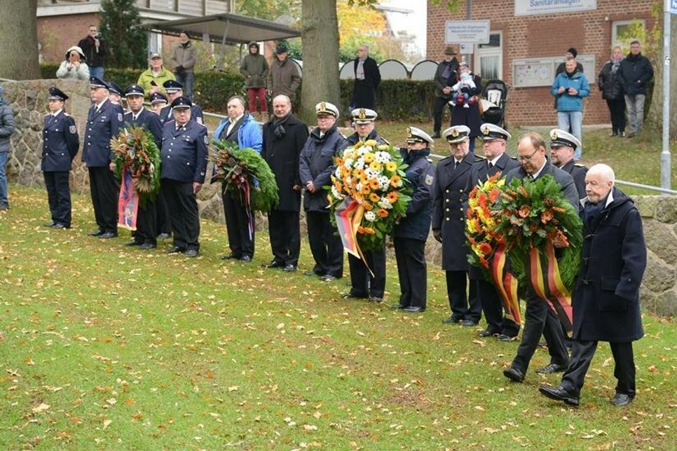 Die Delegationen bei der Kranzniederlegung am Ehrenmal am Heisterbusch angeführt von Bürgermeister Mirko Spieckermann und Bürgervorsteher Sönke Sela.